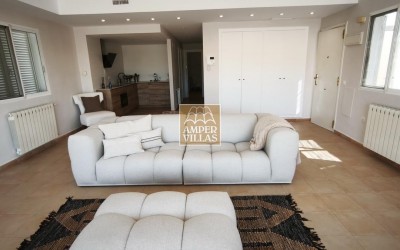 Beautiful, fully refurbished apartment with spacious terraces.